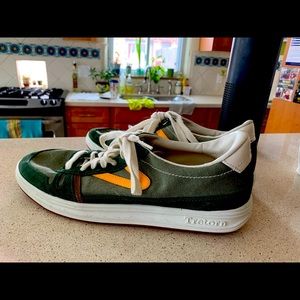 Men’s/Women’s Tretorn Shoes. Men’s size 9. Excellent condition!
